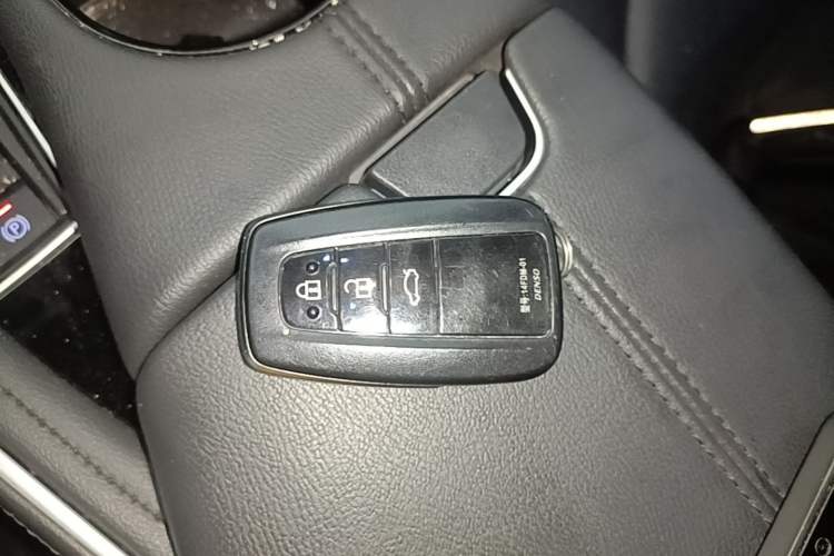 Used Toyota Avalon 2023 2.0L XLE Deluxe Edition Vehicle Key