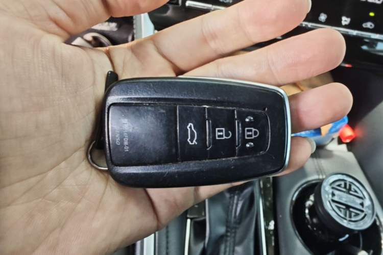 Used Toyota Avalon 2023 2.0L Luxury Edition Vehicle Key