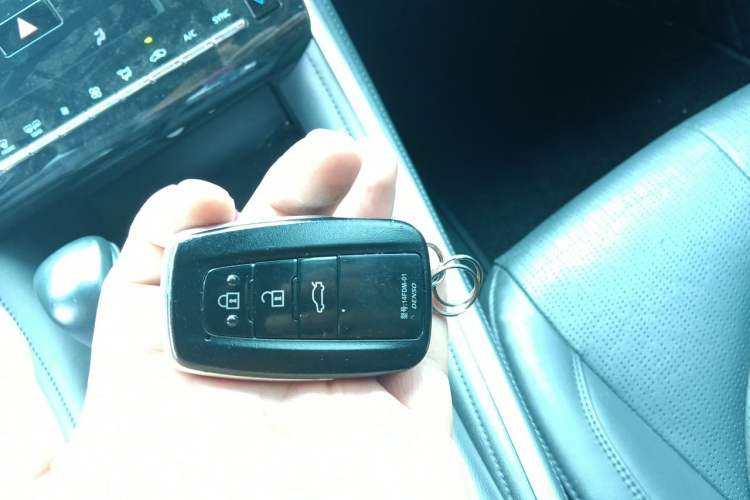 Used Toyota Avalon 2023 2.5L Luxury Edition Vehicle Key