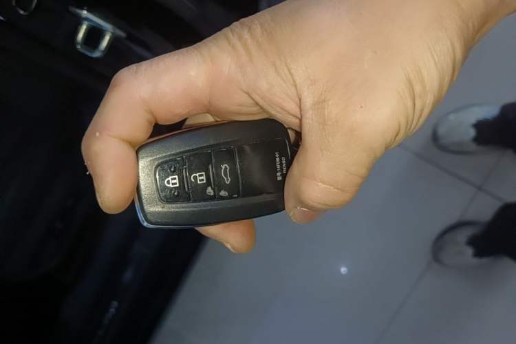 Used Toyota Avalon 2023 2.0L XLE Deluxe Edition Vehicle Key