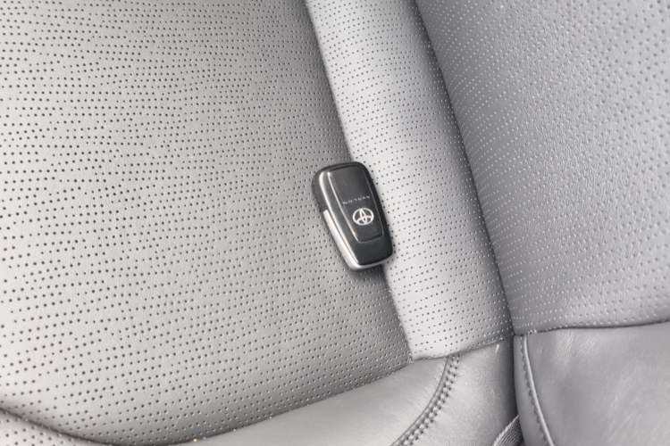 Used Toyota Avalon 2023 2.0L XLE Deluxe Edition Vehicle Key
