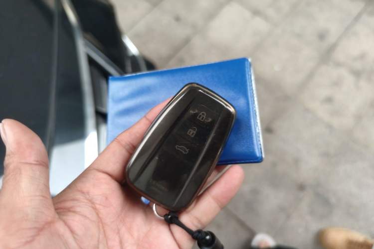 Used Toyota Avalon 2023 Dual-Motor 2.5L XLE Prestige Edition Vehicle Key