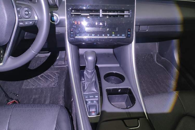 Used Toyota Avalon 2023 2.5L Luxury Edition Gear Lever