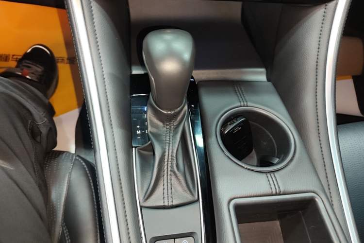 Used Toyota Avalon 2023 2.0L Premium Edition Gear Lever
