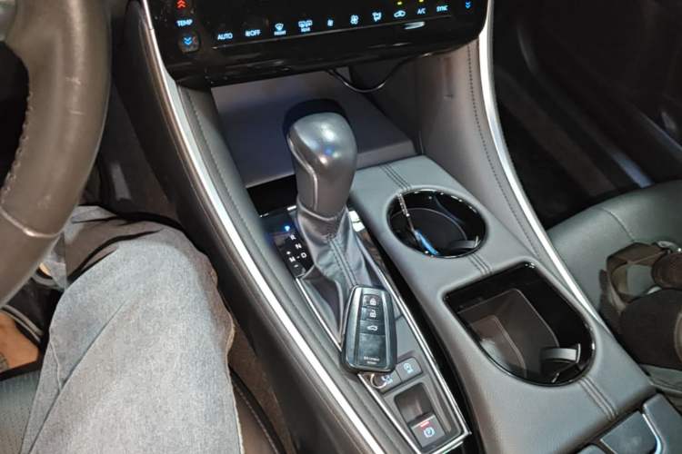 Used Toyota Avalon 2023 2.0L XLE Deluxe Edition Gear Lever