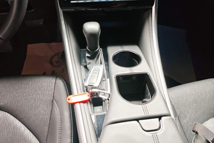 Used Toyota Avalon 2023 2.0L Premium Edition Gear Lever