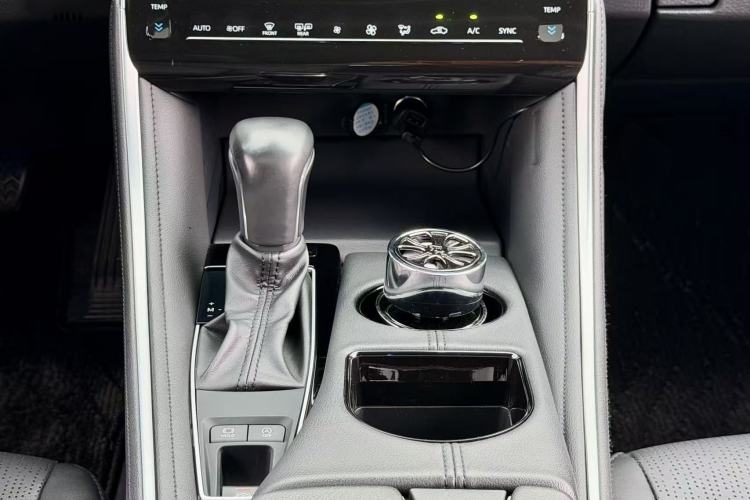 Used Toyota Avalon 2023 2.0L XLE Deluxe Edition Interior 4