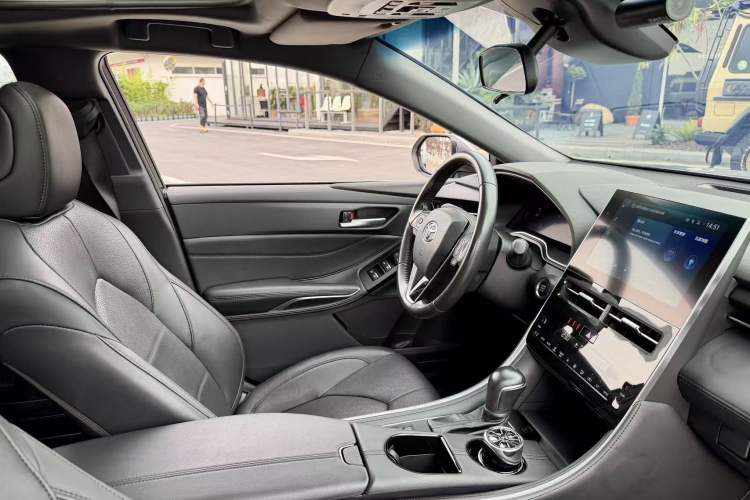 Used Toyota Avalon 2023 2.0L XLE Deluxe Edition Interior 6