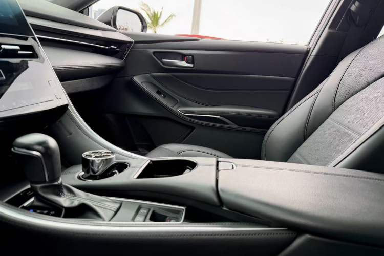 Used Toyota Avalon 2023 2.0L XLE Deluxe Edition Interior 7