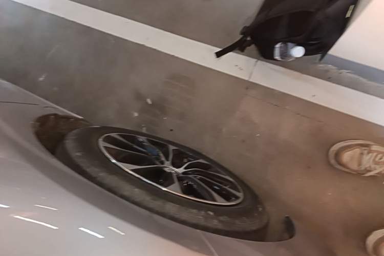 Used Toyota Avalon 2023 2.5L Luxury Edition Left Front Wheel Hub