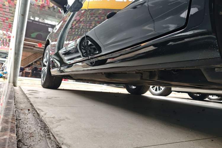 Used Toyota Avalon 2023 2.0L Premium Edition Left Side Sill