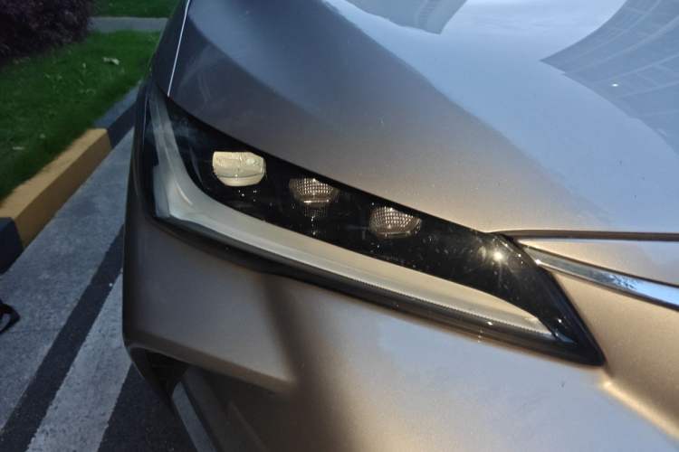 Used Toyota Avalon 2023 2.5L Touring Premium Edition Right Front Headlight
