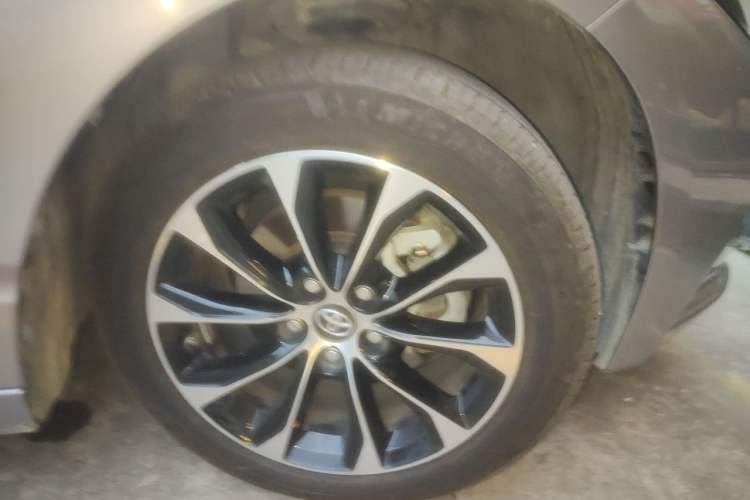 Used Toyota Avalon 2023 2.5L Luxury Edition Right Front Wheel Hub