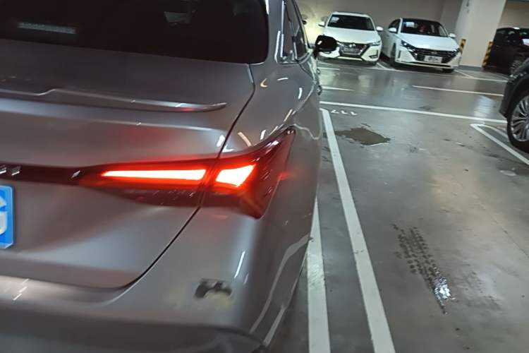 Used Toyota Avalon 2023 2.5L Luxury Edition Right Rear Taillight