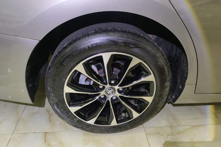 Used Toyota Avalon 2023 2.5L Luxury Edition Right Rear Wheel Hub