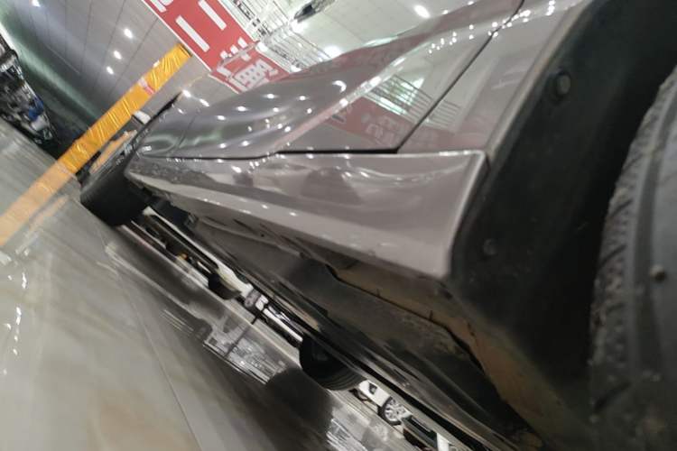 Used Toyota Avalon 2023 2.5L Luxury Edition Right Side Sill