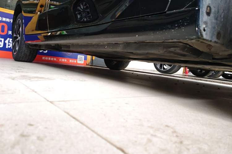 Used Toyota Avalon 2023 2.0L Premium Edition Right Side Sill