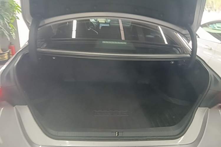 Used Toyota Avalon 2023 Dual-Engine 2.5L Luxury Edition Trunk