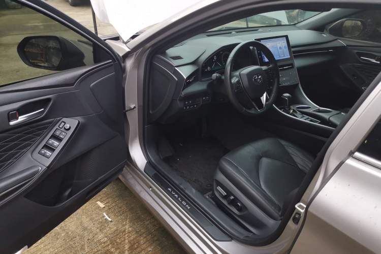 Used Toyota Avalon 2023 2.5L Touring Premium Edition Driver Seat