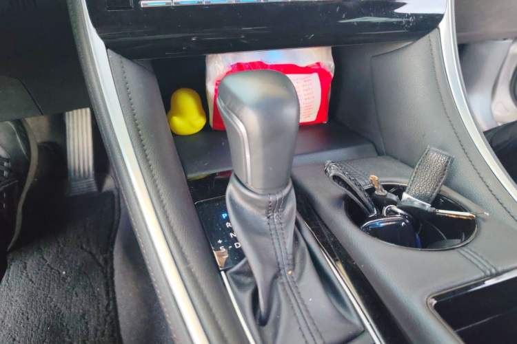 Used Toyota Avalon 2023 2.5L Luxury Edition Gear Lever