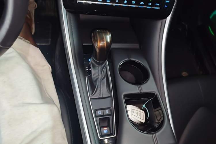 Used Toyota Avalon 2023 2.0L Premium Edition Gear Lever