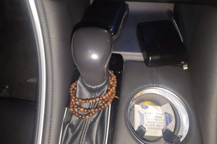 Used Toyota Avalon 2023 Dual-Motor 2.5L XLE Prestige Edition Gear Lever