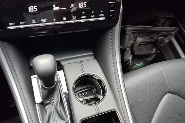 Used Toyota Avalon 2023 2.0L Premium Edition Gear Lever