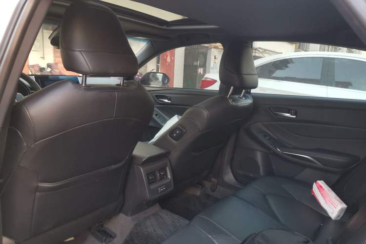 Used Toyota Avalon 2023 2.0L Premium Edition Headliner