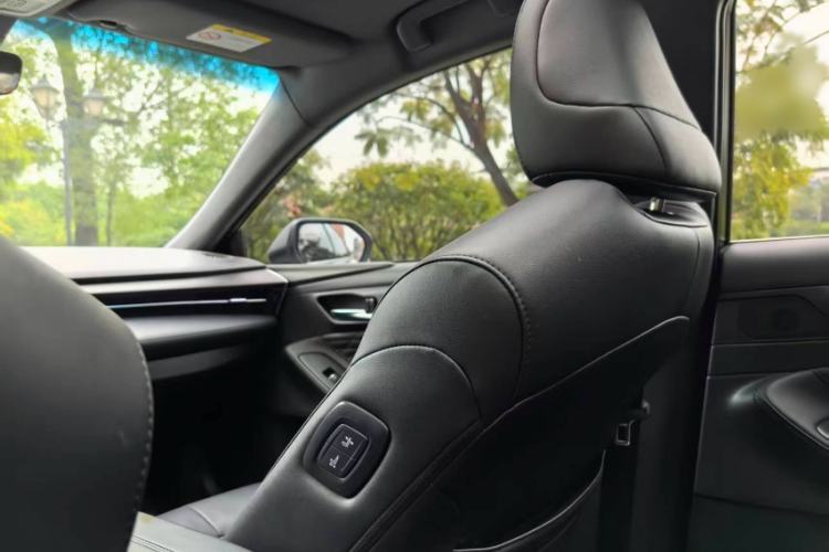 Used Toyota Avalon 2023 2.5L Touring Premium Edition Interior 6