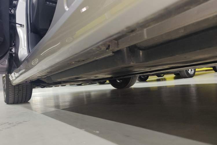 Used Toyota Avalon 2023 2.0L Premium Edition Left Side Sill