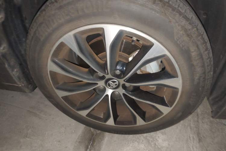 Used Toyota Avalon 2023 2.0L Luxury Edition Right Front Wheel Hub