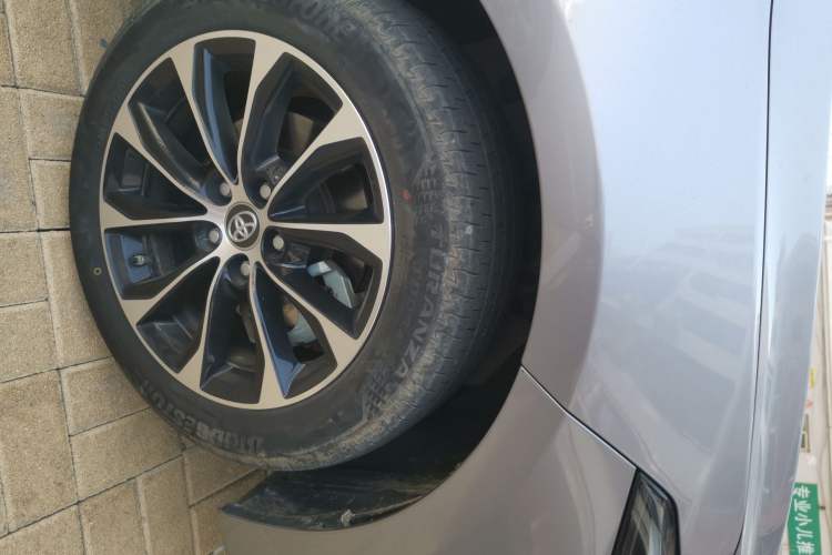 Used Toyota Avalon 2023 2.0L Premium Edition Right Front Wheel Hub