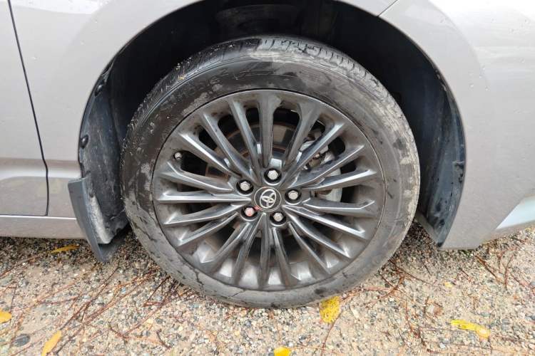 Used Toyota Avalon 2023 2.5L Touring Premium Edition Right Front Wheel Hub