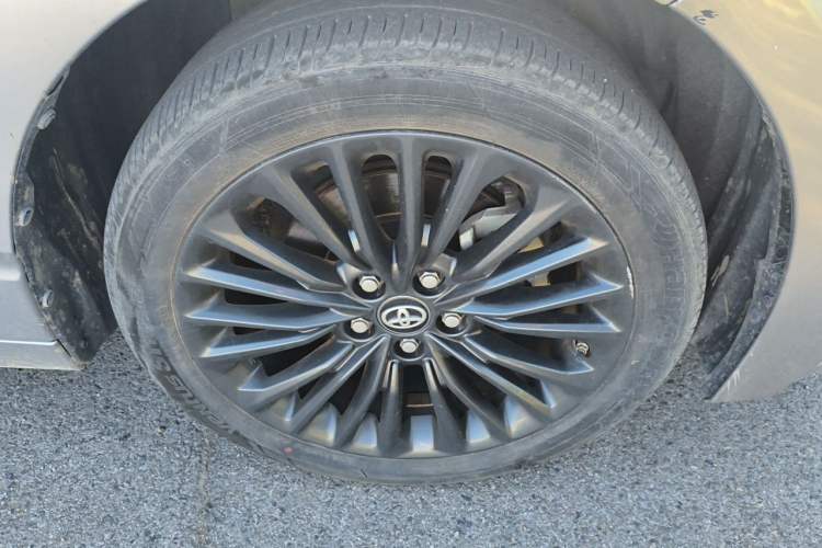 Used Toyota Avalon 2023 2.0L XLE Deluxe Edition Right Front Wheel Hub