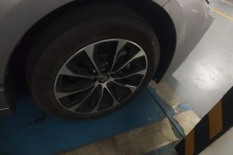 Used Toyota Avalon 2023 2.0L Luxury Edition Right Front Wheel Hub