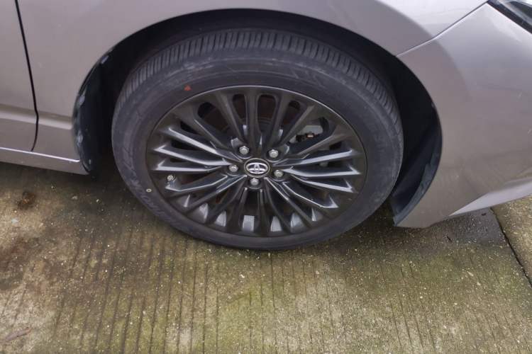 Used Toyota Avalon 2023 2.5L Touring Premium Edition Right Front Wheel Hub