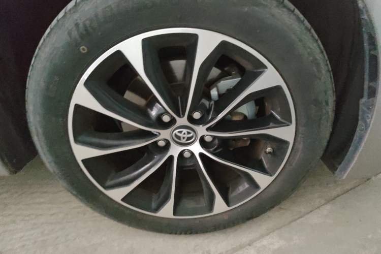 Used Toyota Avalon 2023 2.0L Luxury Edition Right Front Wheel Hub