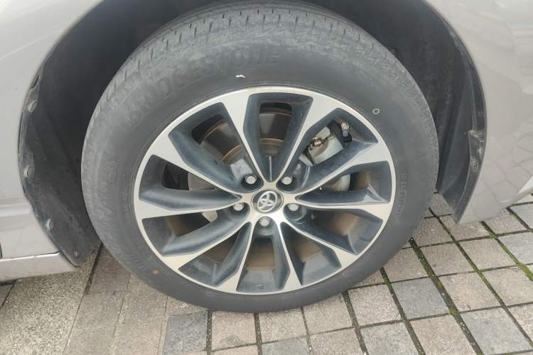 Used Toyota Avalon 2023 2.5L Luxury Edition Right Front Wheel Hub