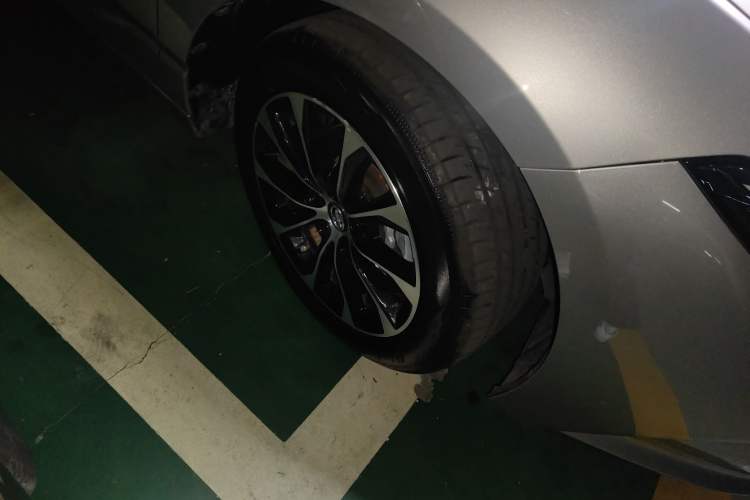 Used Toyota Avalon 2023 2.5L Luxury Edition Right Front Wheel Hub