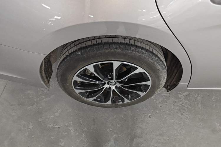 Used Toyota Avalon 2023 2.0L Luxury Edition Right Rear Wheel Hub