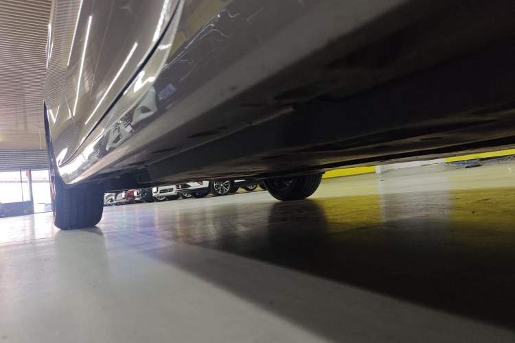 Used Toyota Avalon 2023 2.0L Premium Edition Right Side Sill
