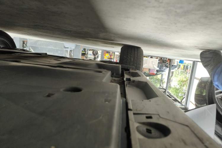 Used Toyota Avalon 2023 2.5L Luxury Edition Right Side Sill