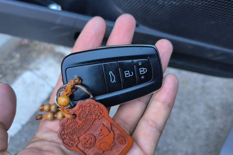 Used Toyota Avalon 2023 2.0L XLE Deluxe Edition Vehicle Key