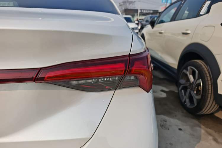 Used Toyota Avalon 2023 2.0L Premium Edition Exterior 3