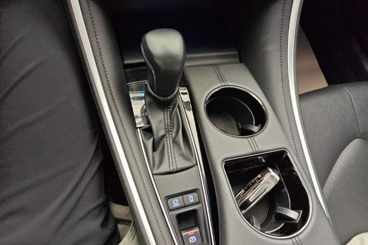 Used Toyota Avalon 2023 2.0L Premium Edition Gear Lever