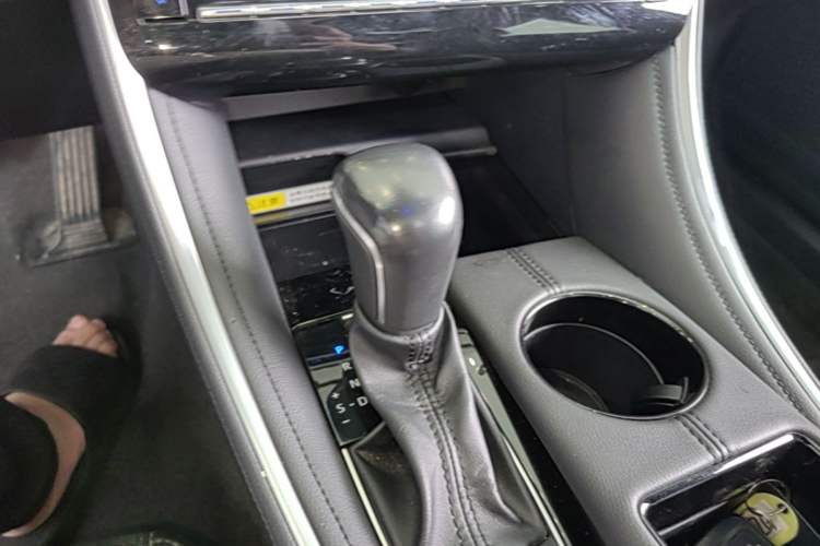 Used Toyota Avalon 2023 2.5L Luxury Edition Gear Lever
