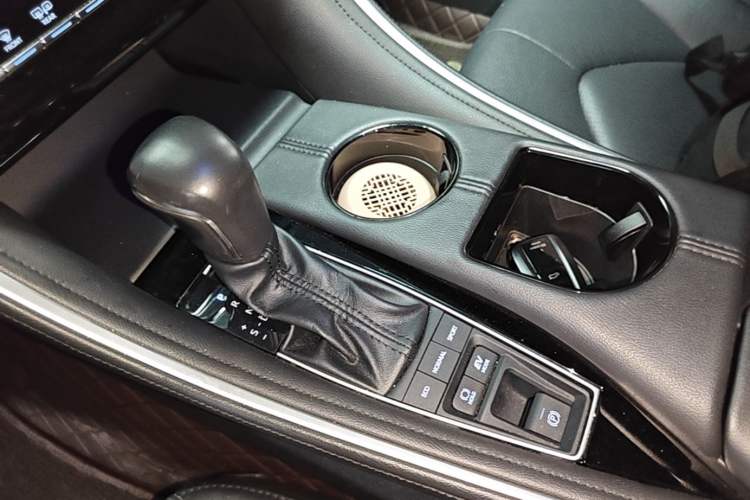 Used Toyota Avalon 2023 Dual-Engine 2.5L Luxury Edition Gear Lever