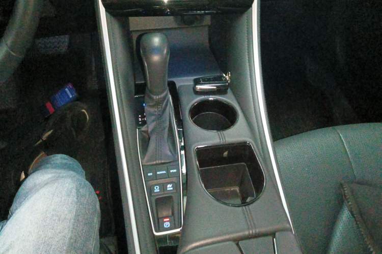 Used Toyota Avalon 2023 Dual-Engine 2.5L Luxury Edition Gear Lever