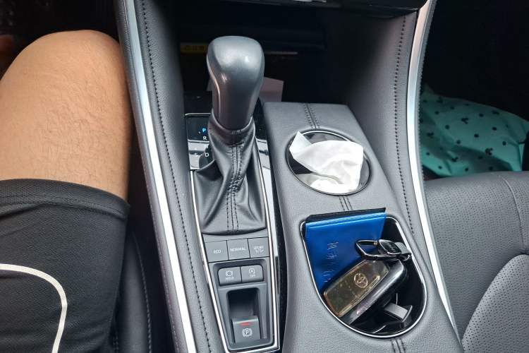 Used Toyota Avalon 2023 2.5L Luxury Edition Gear Lever