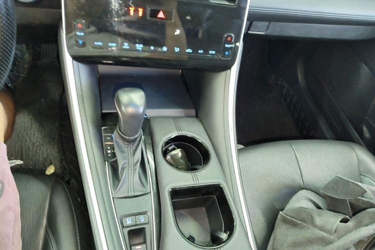 Used Toyota Avalon 2023 2.0L XLE Deluxe Edition Gear Lever